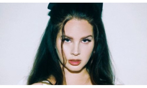 PEK YAKINDA PLAKÇI VİTRİNİNDE ...