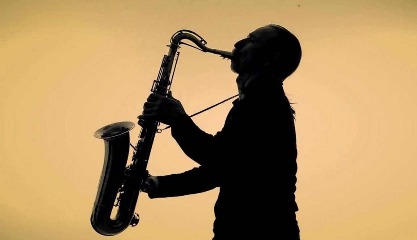 Playing saxophone. Луи Армстронг саксофон. Вильям Донато саксофонист. Человек с саксофоном.